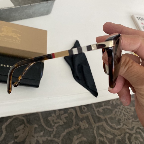 Burberry sunglasses - Picture 2 of 7